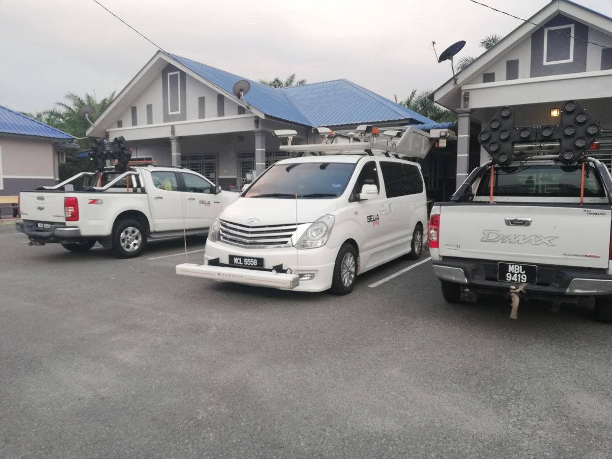 Homestay Hj Esmon Parit Raja Uthm Бату-Пахат Экстерьер фото