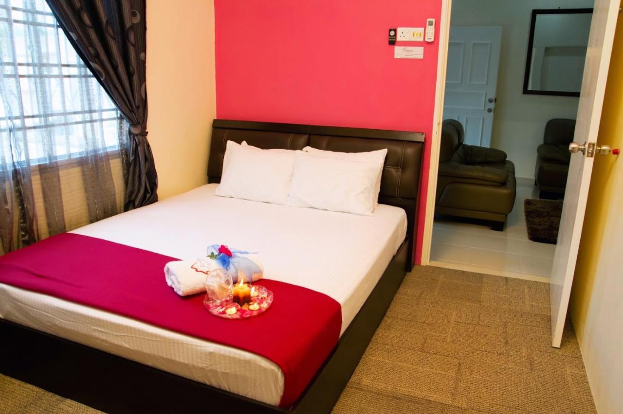 Homestay Hj Esmon Parit Raja Uthm Бату-Пахат Экстерьер фото