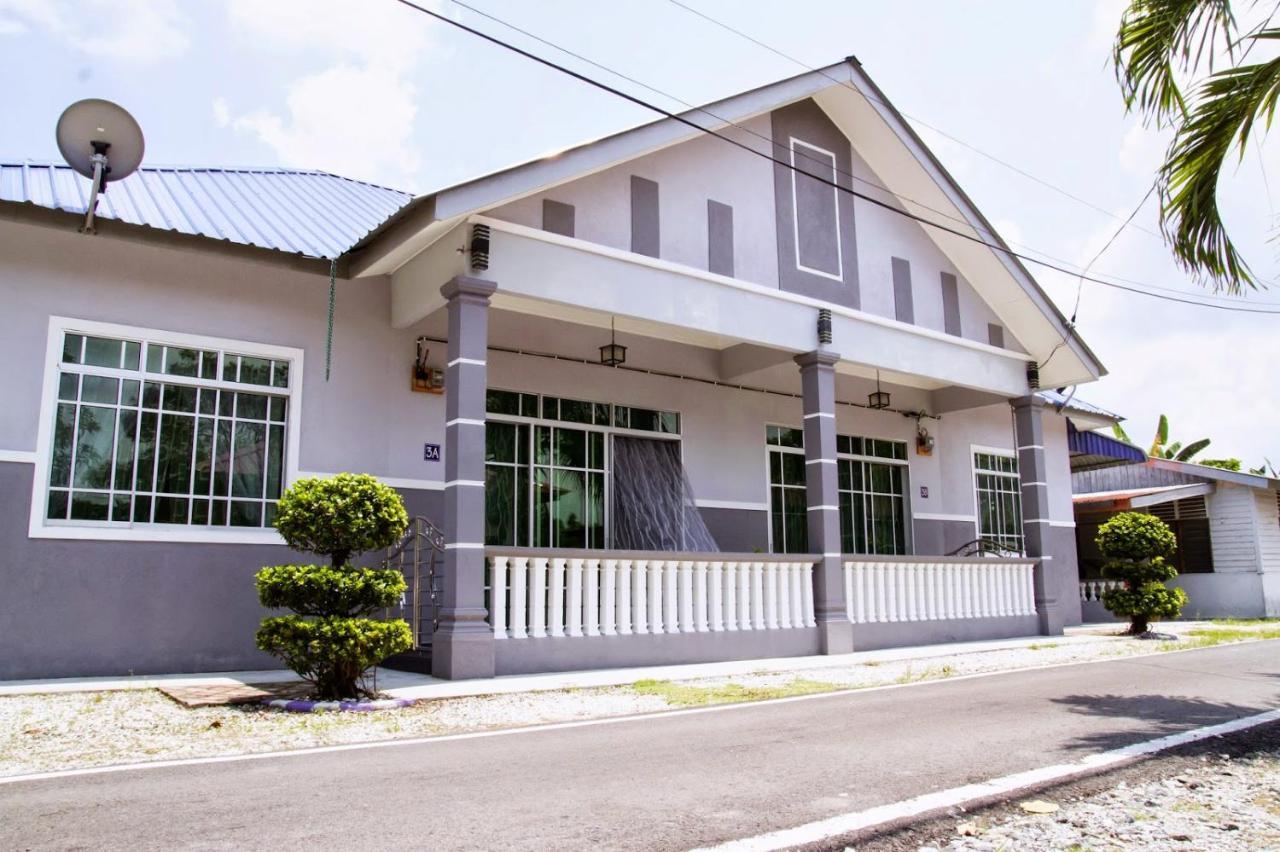 Homestay Hj Esmon Parit Raja Uthm Бату-Пахат Экстерьер фото
